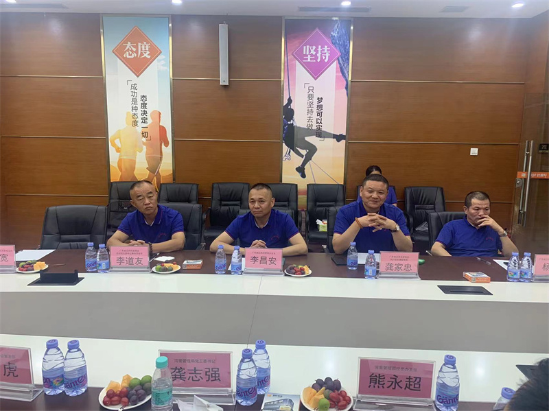 南昌市湾里管理局龚书记一行莅临富轩全屋门窗工匠馆参观指导