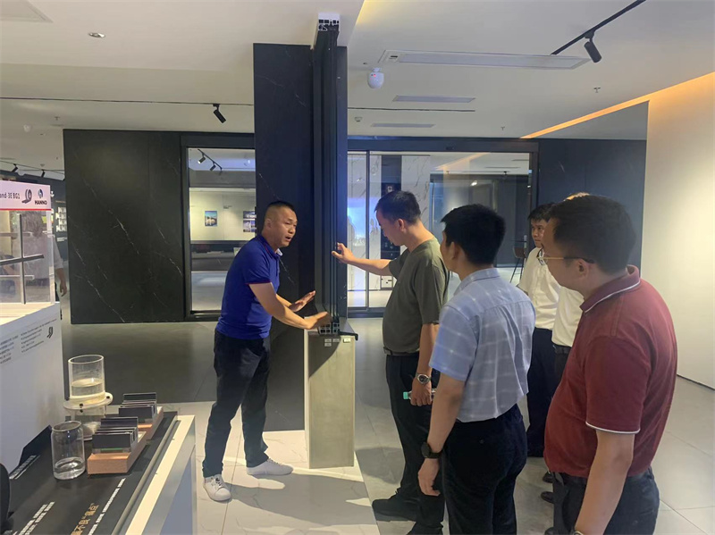 南昌市湾里管理局龚书记一行莅临富轩全屋门窗工匠馆参观指导